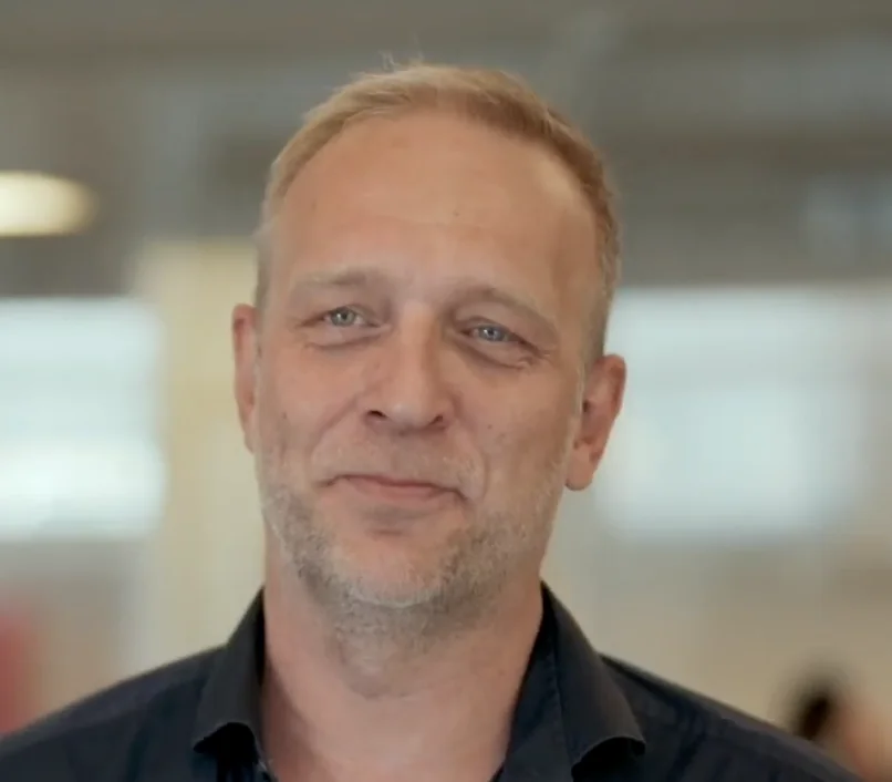 Portrait of Jeroen ten Haave, Roamler's CEO, smiling in a bright office